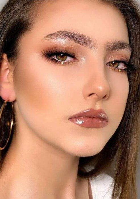 Chica con labial café; Maquillajes en tono café para el otoño invierno