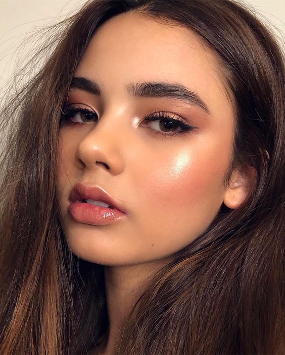 Chica mirando de perfil; Maquillajes en tono café para el otoño invierno