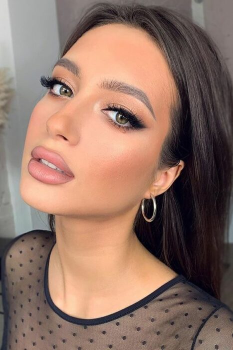 Chica con blush dorado; Maquillajes en tono café para el otoño invierno