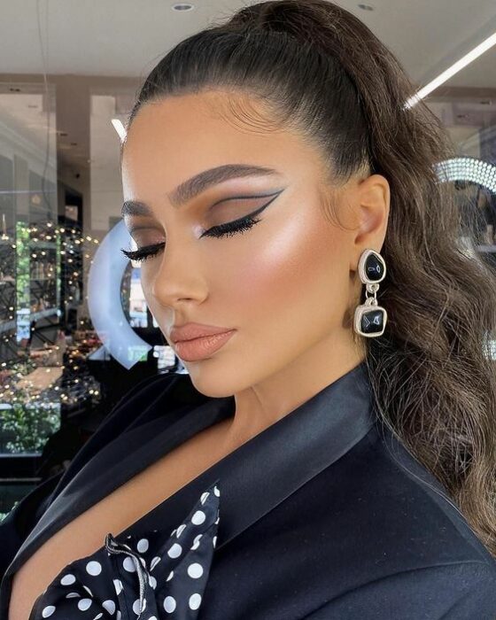 Chica con delineado café; Maquillajes en tono café para el otoño invierno