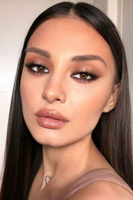 Chica con maquillaje en tono arena; Maquillajes en tono café para el otoño invierno