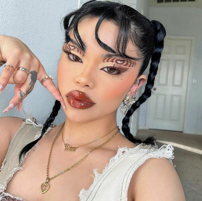 Chica con delineado mariposa; Maquillajes en tono café para el otoño invierno