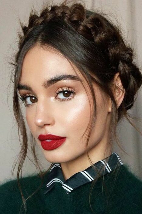 Chica con labial rojo; Maquillajes en tono café para el otoño invierno
