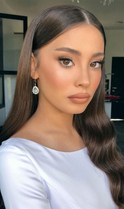 Chica tomando una selfie; Maquillajes en tono café para el otoño invierno