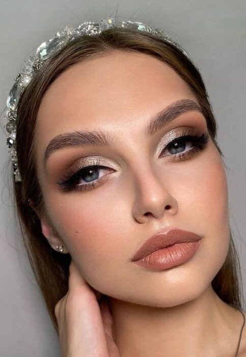 Chica con maquillaje natural; Maquillajes en tono café para el otoño invierno