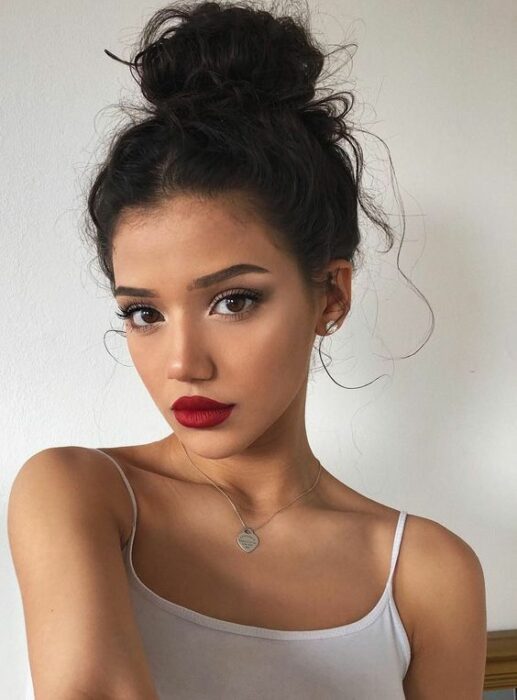 Chica con labial rojizo; Maquillajes en tono café para el otoño invierno