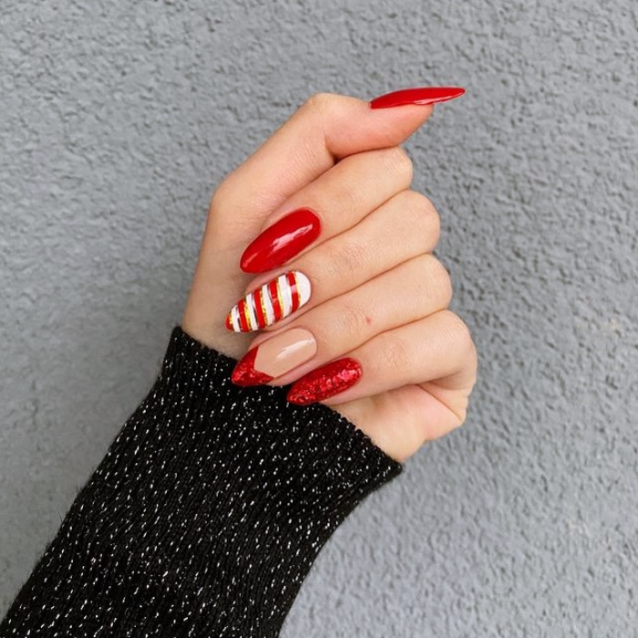 uñas postizas, con gelish, esmalte rojo con brillo, glitter, brillantina, dorado, moños, muñecos de nieve, largas, con punta cuadrada, de almendra