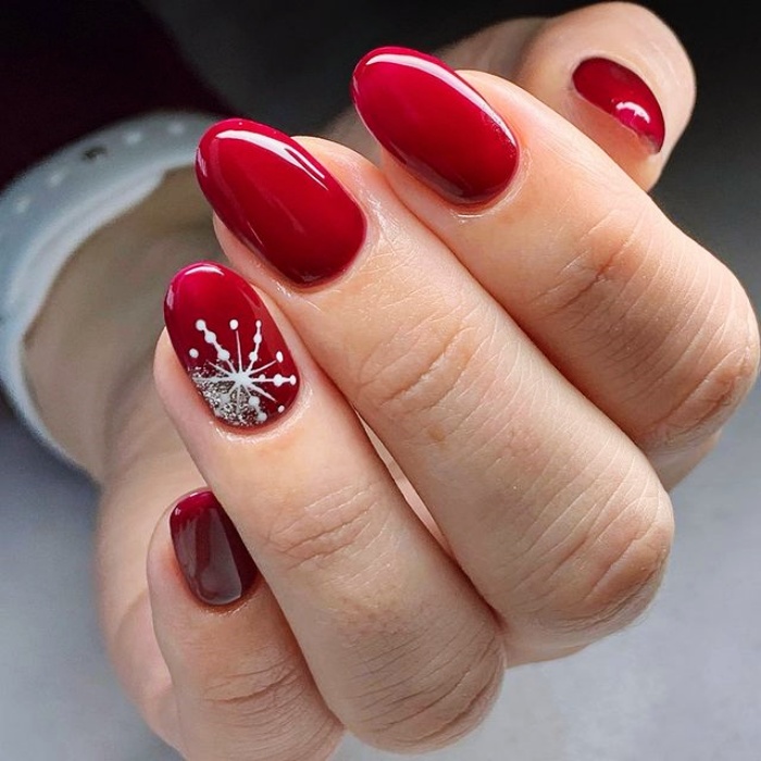 uñas postizas, con gelish, esmalte rojo con brillo, glitter, brillantina, dorado, moños, muñecos de nieve, largas, con punta cuadrada, de almendra