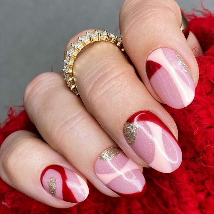 uñas postizas, con gelish, esmalte rojo con brillo, glitter, brillantina, dorado, moños, muñecos de nieve, largas, con punta cuadrada, de almendra