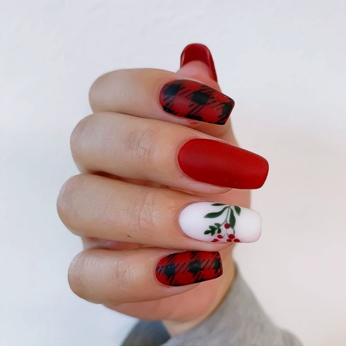 uñas postizas, con gelish, esmalte rojo con brillo, glitter, brillantina, dorado, moños, muñecos de nieve, largas, con punta cuadrada, de almendra