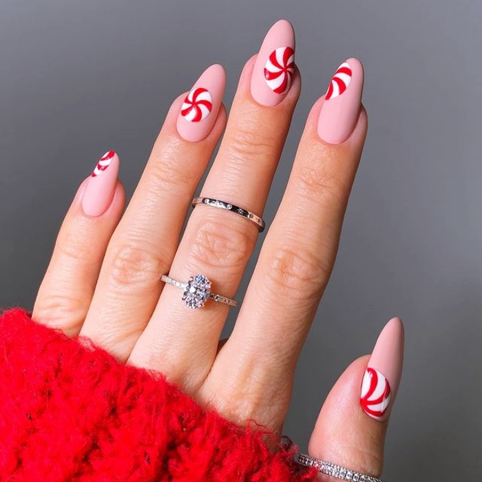 uñas postizas, con gelish, esmalte rojo con brillo, glitter, brillantina, dorado, moños, muñecos de nieve, largas, con punta cuadrada, de almendra