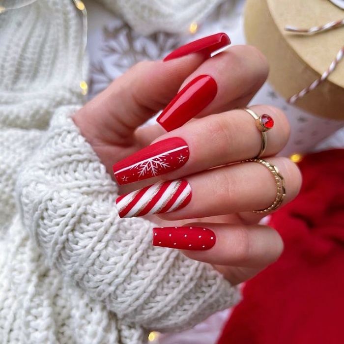 uñas postizas, con gelish, esmalte rojo con brillo, glitter, brillantina, dorado, moños, muñecos de nieve, largas, con punta cuadrada, de almendra