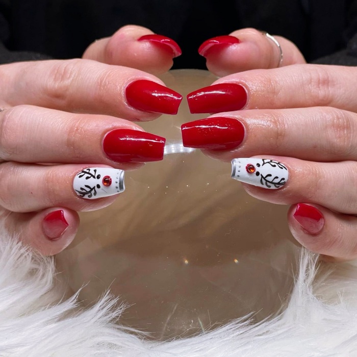 uñas postizas, con gelish, esmalte rojo con brillo, glitter, brillantina, dorado, moños, muñecos de nieve, largas, con punta cuadrada, de almendra