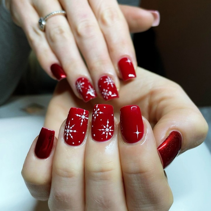 uñas postizas, con gelish, esmalte rojo con brillo, glitter, brillantina, dorado, moños, muñecos de nieve, largas, con punta cuadrada, de almendra