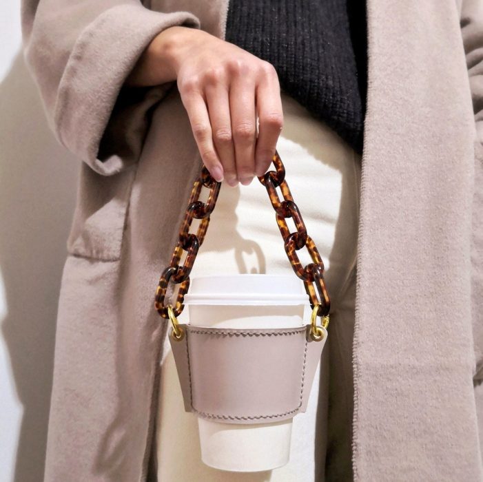 Bolso café con rosa; 12 Coffee and Chains perfectos para completar tu outfit