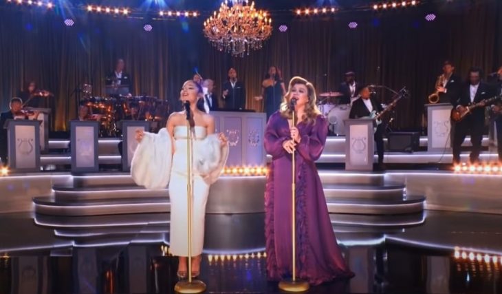 Ariana y Kelly sorprenden con su canción de Navidad