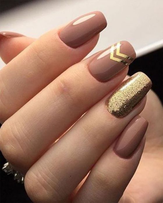 Uñas con diseños dorados para la temporada navideña