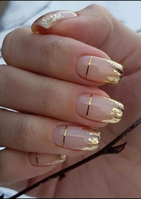 Uñas con diseños dorados para la temporada navideña