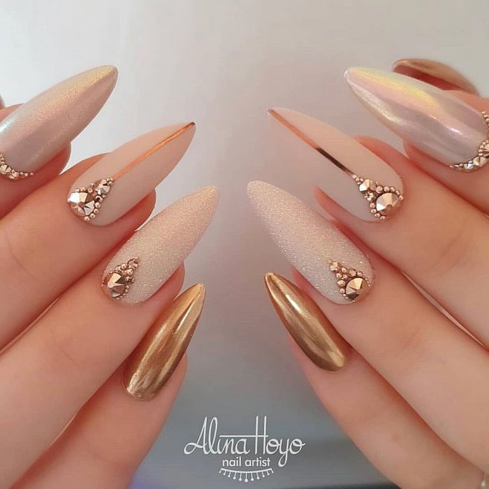 Uñas con diseños dorados para la temporada navideña