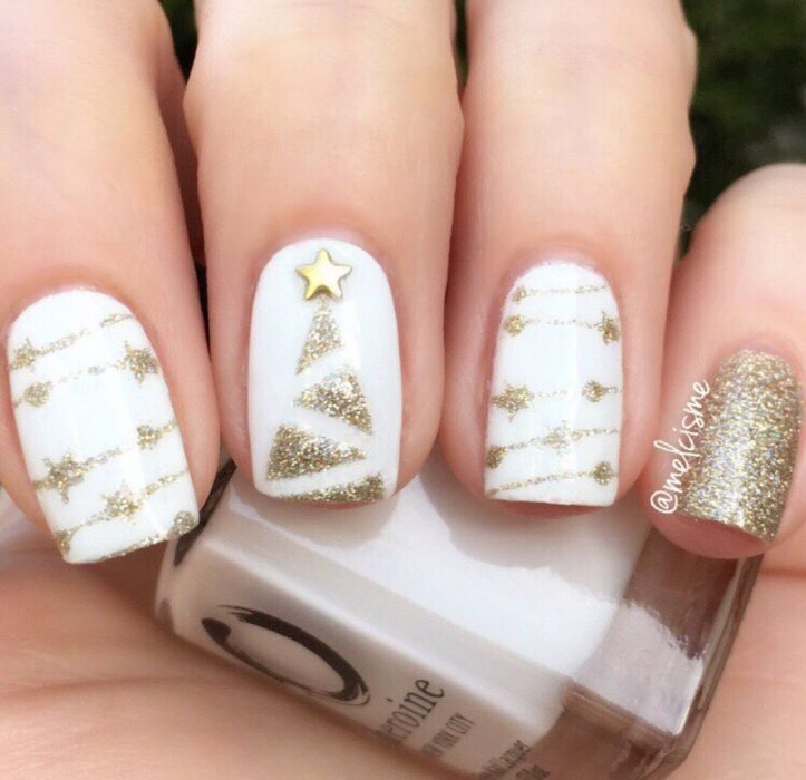 Uñas con diseños dorados para la temporada navideña