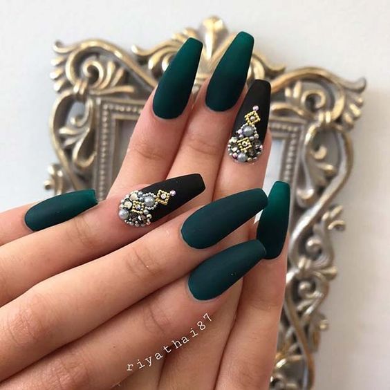 Uñas con diseños dorados para la temporada navideña