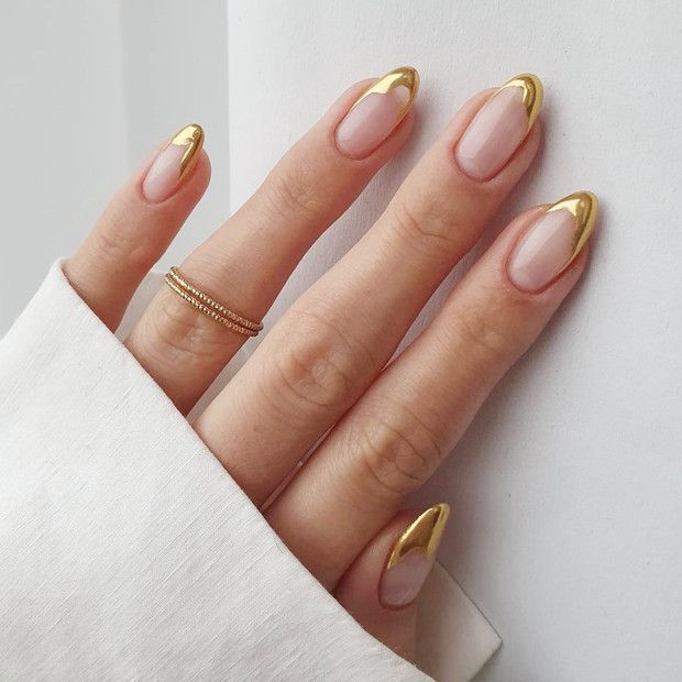 Uñas con diseños dorados para la temporada navideña