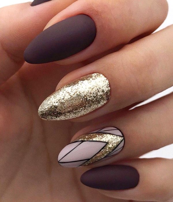 Uñas con diseños dorados para la temporada navideña