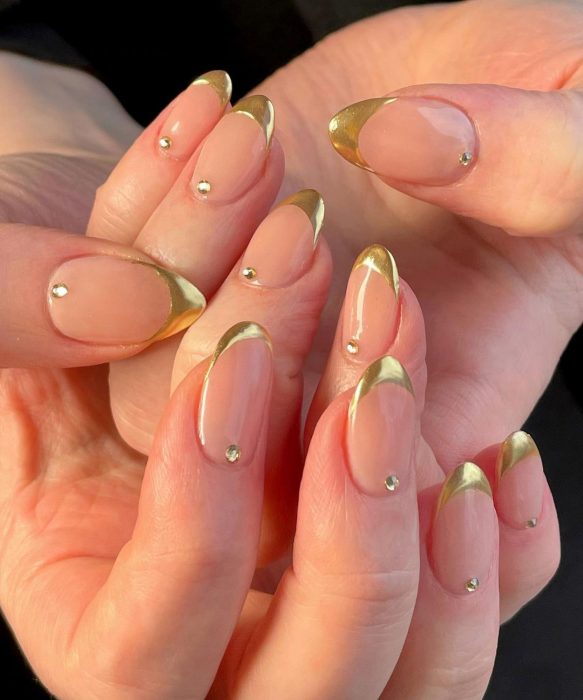 Uñas con diseños dorados para la temporada navideña