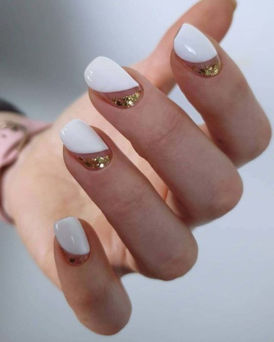 Uñas con diseños dorados para la temporada navideña