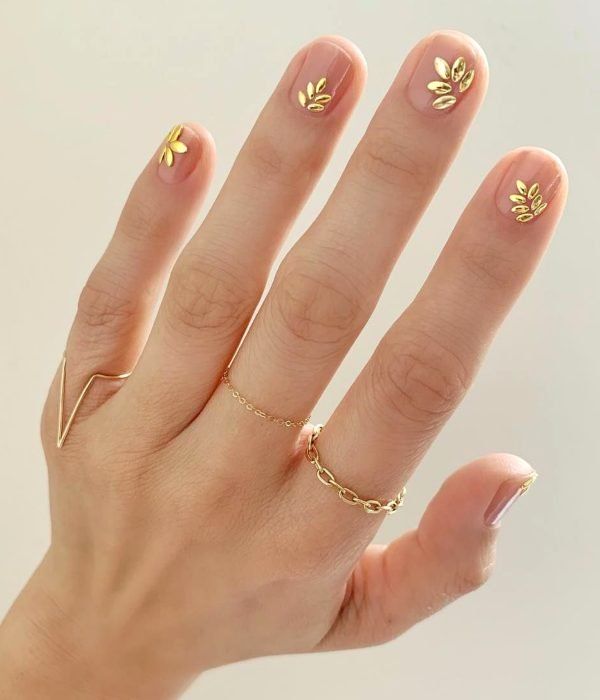 Uñas con diseños dorados para la temporada navideña