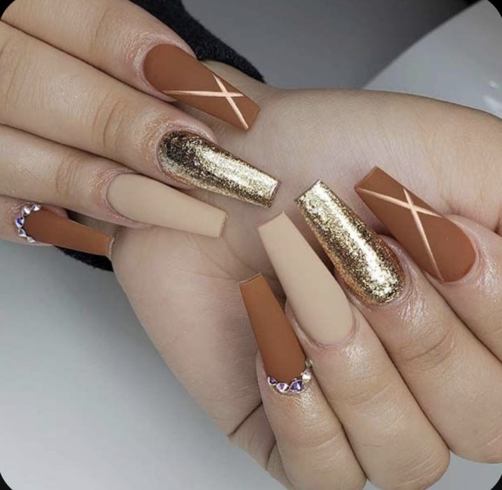 Uñas con diseños dorados para la temporada navideña