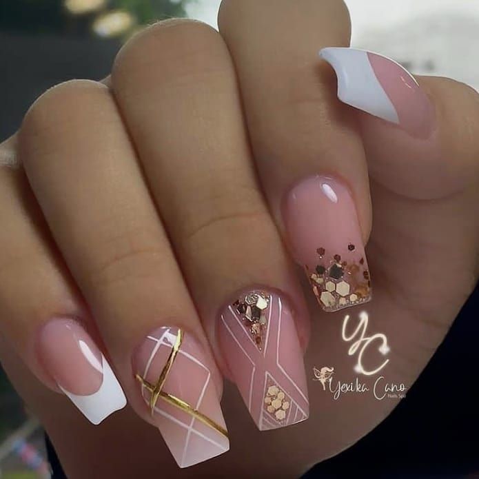Uñas con diseños dorados para la temporada navideña