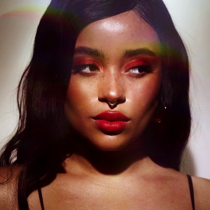 chica con maquillaje, sombras, labial, contour, correcto y pestañas en tonos rosa, azul, rojo y verde para navidad, sombras brillantes, glitter, pestañas postizas, delineado gráfico