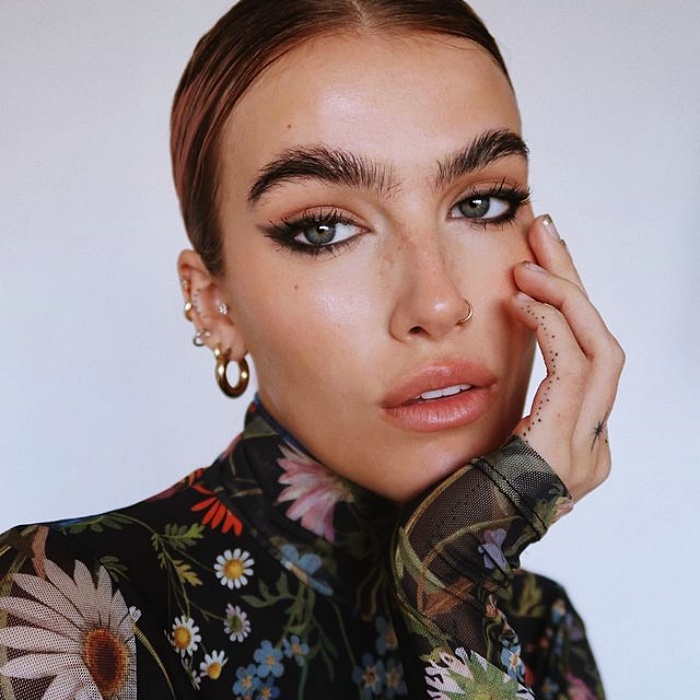 chica con maquillaje, sombras, labial, contour, correcto y pestañas en tonos rosa, azul, rojo y verde para navidad, sombras brillantes, glitter, pestañas postizas, delineado gráfico