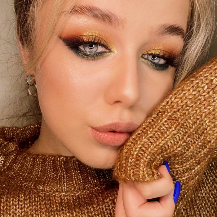chica con maquillaje, sombras, labial, contour, correcto y pestañas en tonos rosa, azul, rojo y verde para navidad, sombras brillantes, glitter, pestañas postizas, delineado gráfico