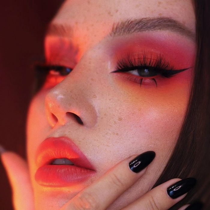 chica con maquillaje, sombras, labial, contour, correcto y pestañas en tonos rosa, azul, rojo y verde para navidad, sombras brillantes, glitter, pestañas postizas, delineado gráfico
