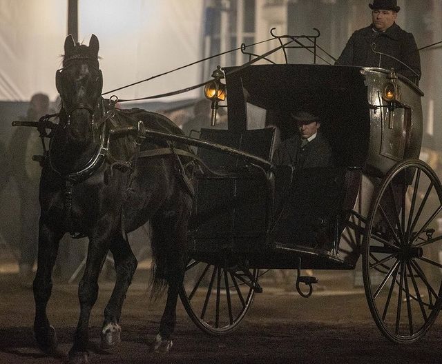 Millie Bobby Brown y Henry Cavill en las grabaciones de Enola Holmes 2