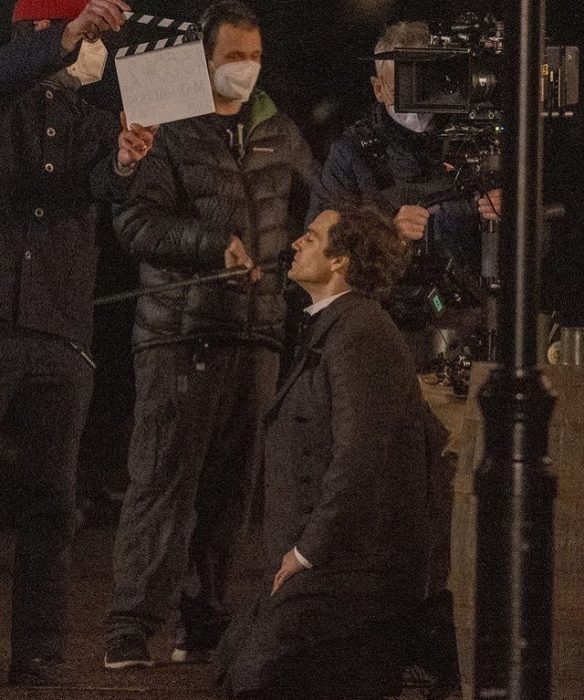 Millie Bobby Brown y Henry Cavill en las grabaciones de Enola Holmes 2
