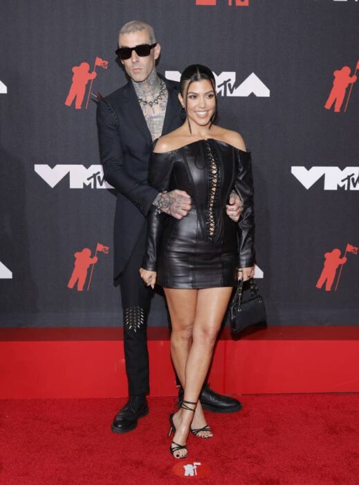 Kourtney Kardashian posando en una foto junto a Travis Barker