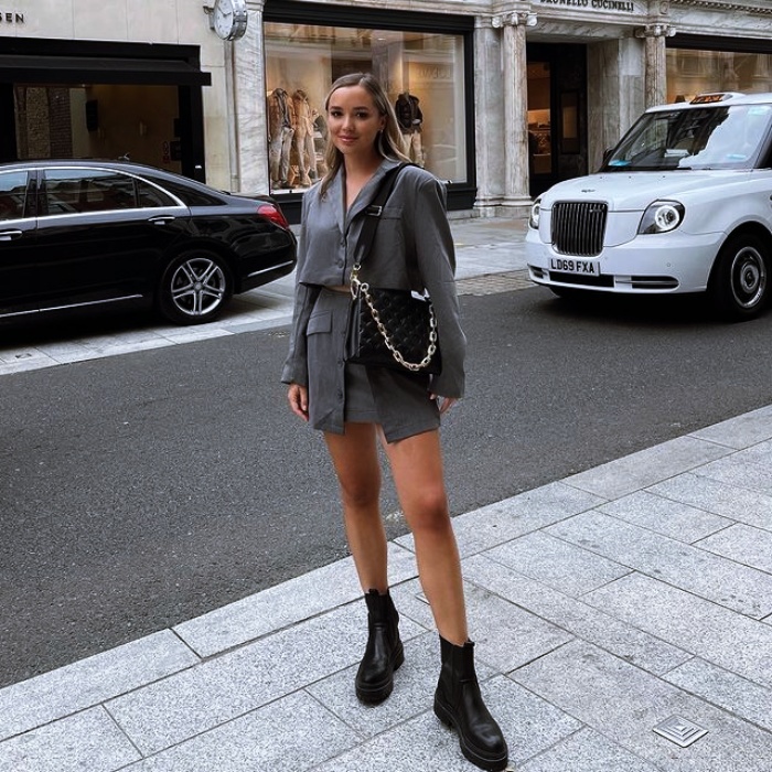 mujer con botas de cuero altas