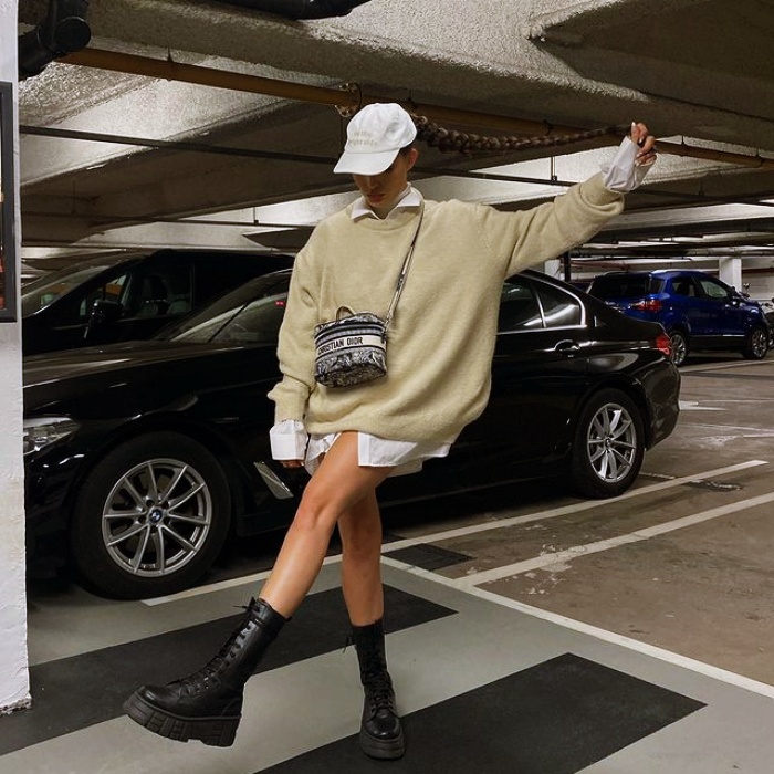 mujer usando botas de combate