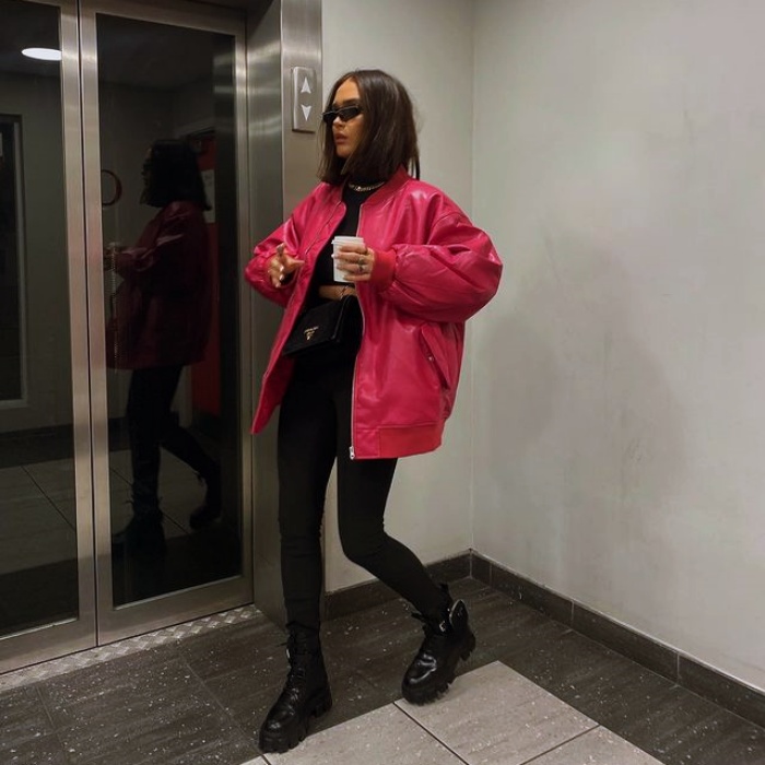 mujer con botas y leggins