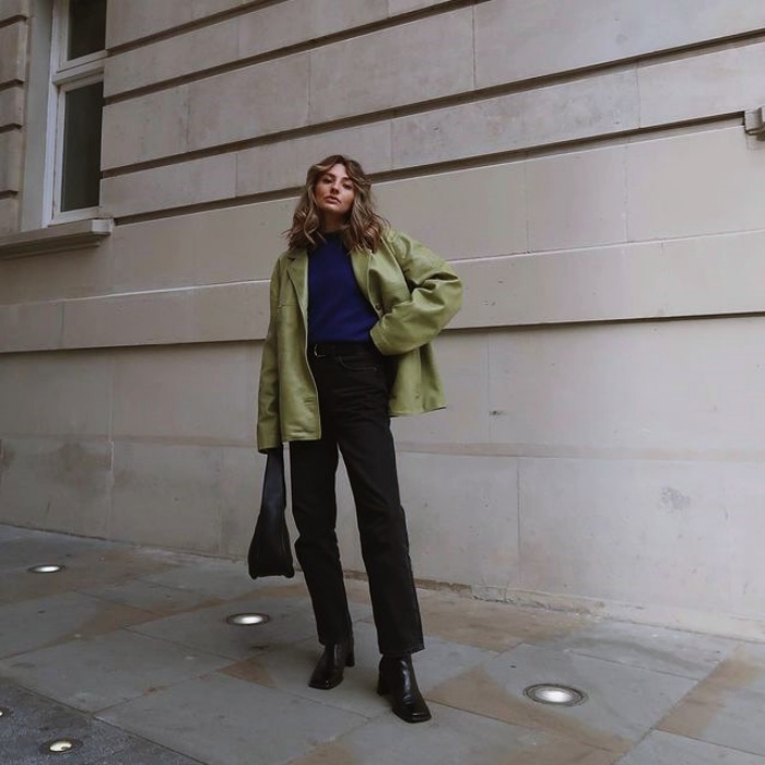 mujer con botas cuadradas