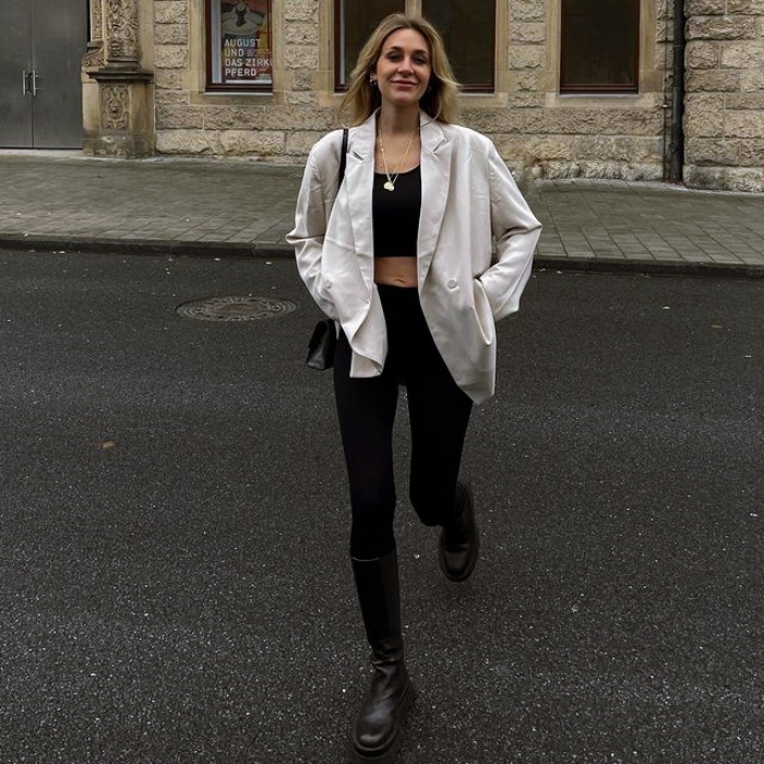 mujer con estilo casual y botas