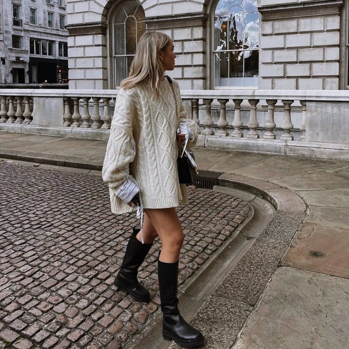 mujer con botas altas