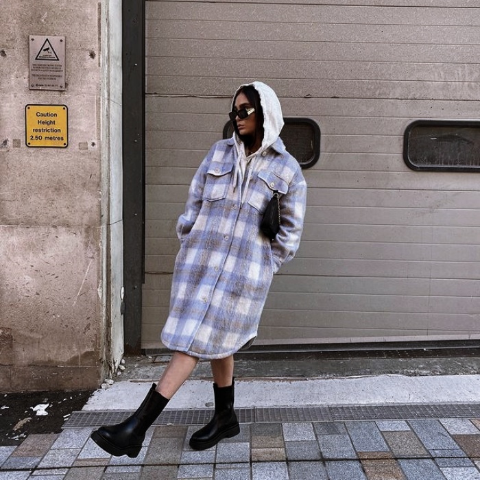 mujer con look llamativo y botas