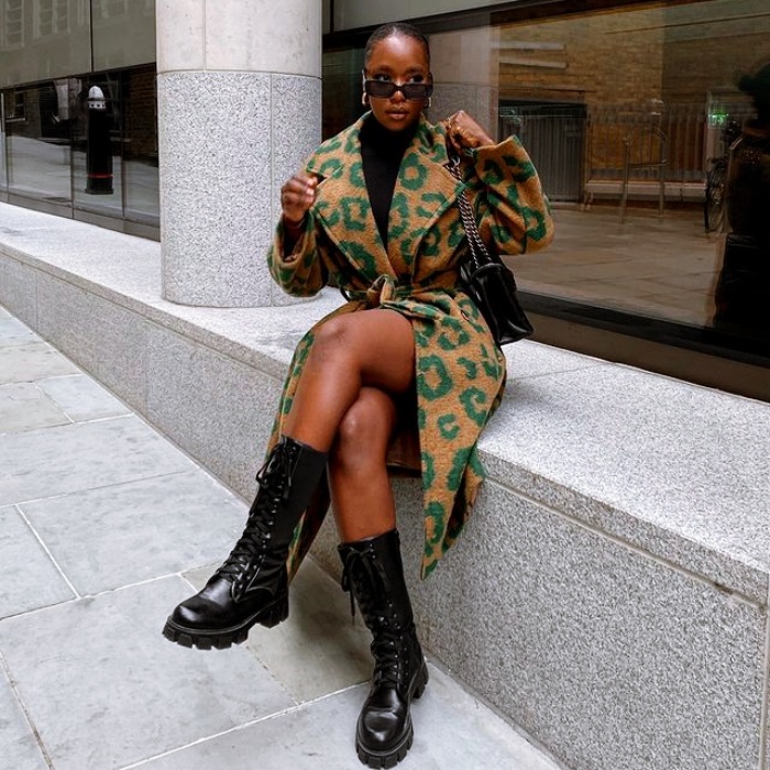 mujer con botas originales