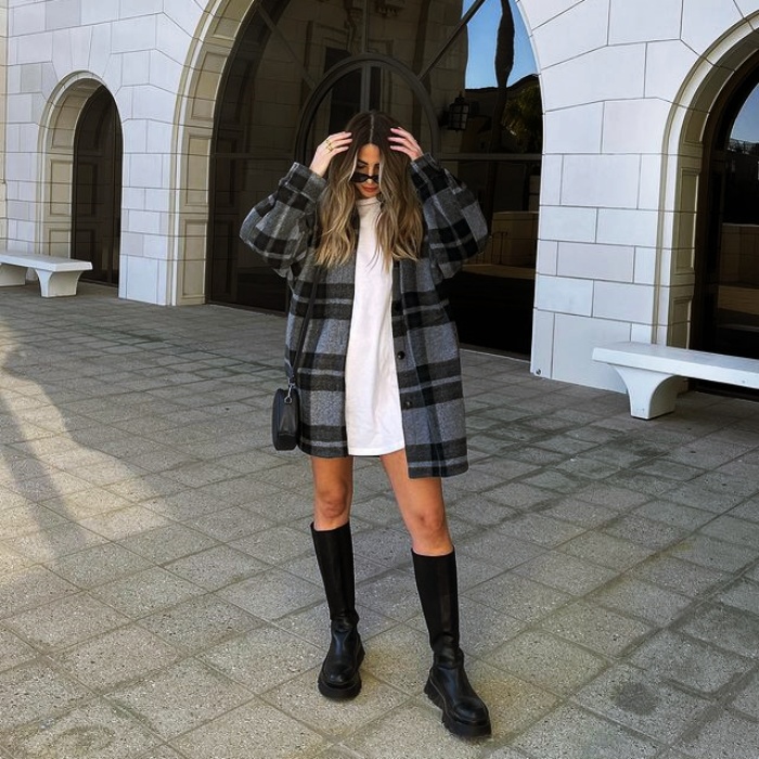 mujer mostrando sus piernas con botas