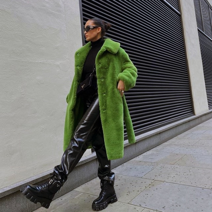 mujer con botas y pantalones de cuero