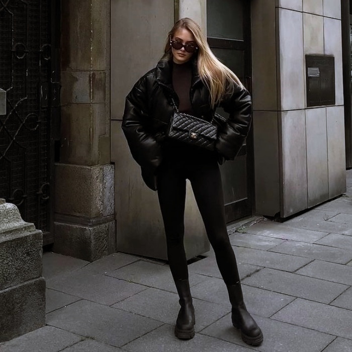 mujer con botas en invierno